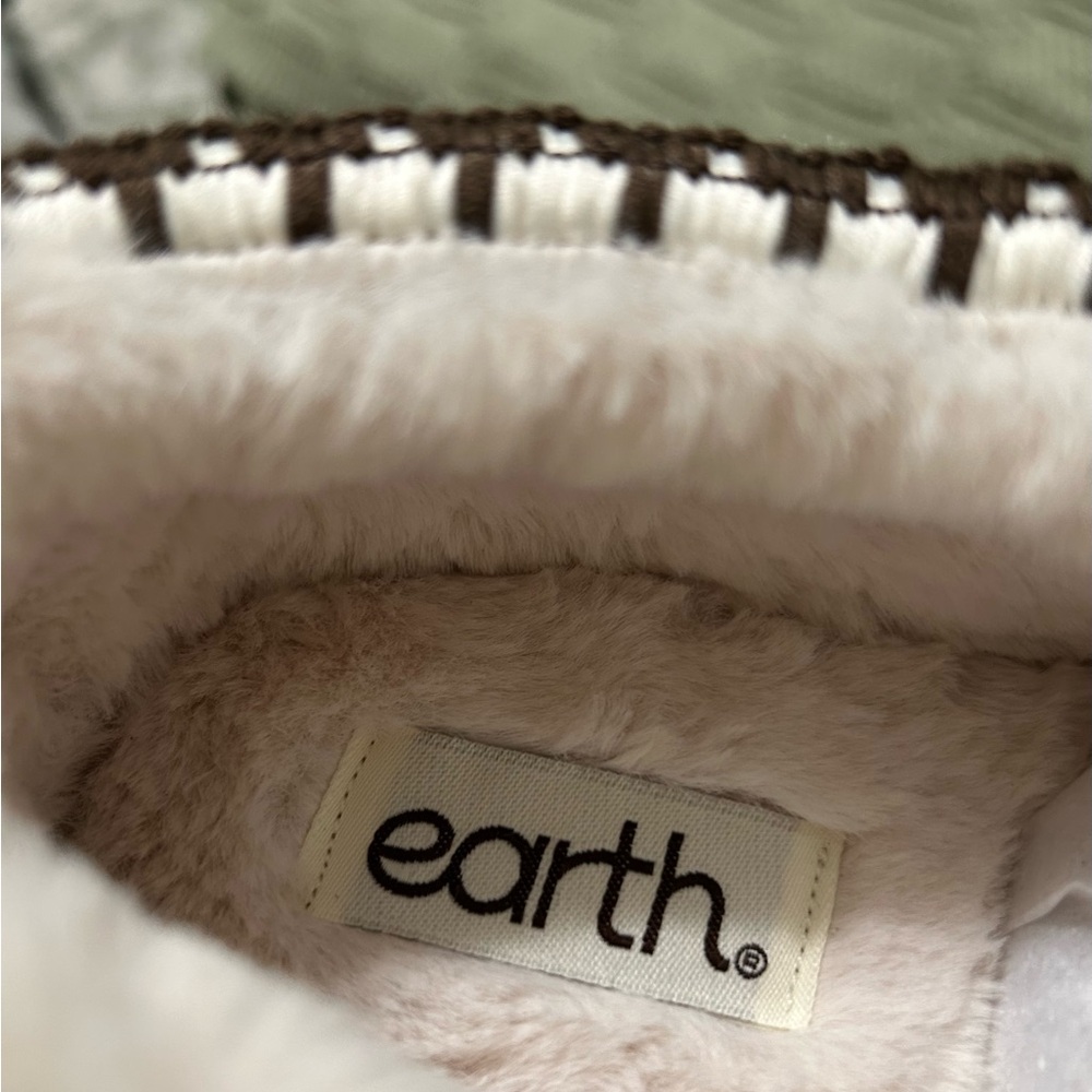 NWT Earth - Cream and Brown Slip-On Sherpa Shoes, Size 9w - Picture 4 of 6